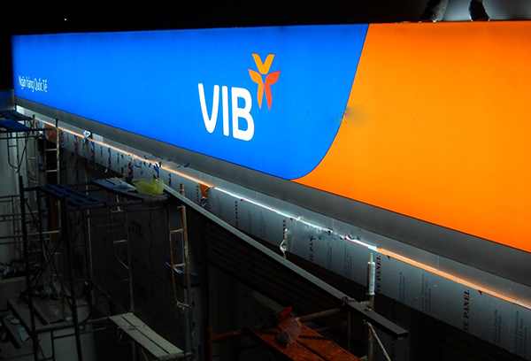 bang-hieu-hop-den-backlit-4