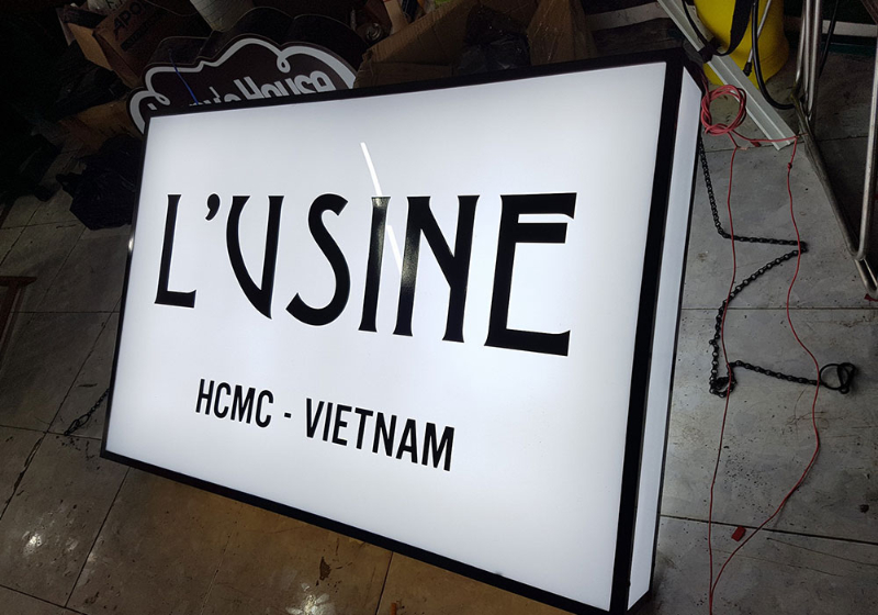 Bảng hiệu hộp đèn mica