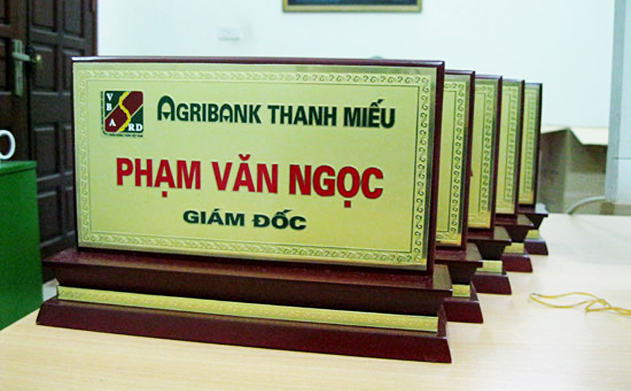 Biển chức danh để bàn bằng đồng thể hiện sự trang trọng cho người có biển tên