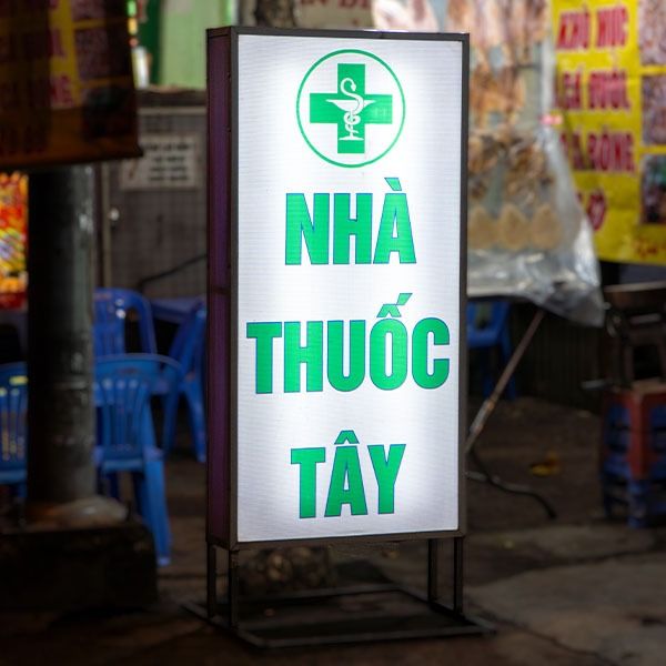 Biển vẫy hiện đại, phối màu tối giản nhưng dễ gây ấn tượng với người đi đường