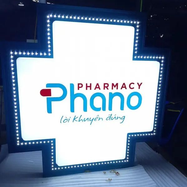 Biển làm từ mặt alu, chữ mica, khung sắt tĩnh điện: độ bền cao, chịu mưa nắng tốt