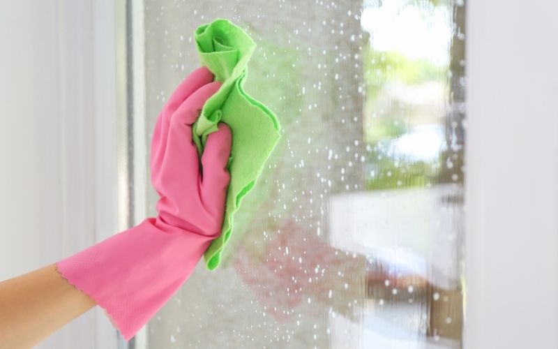 Làm sạch bề mặt trước khi dán decal