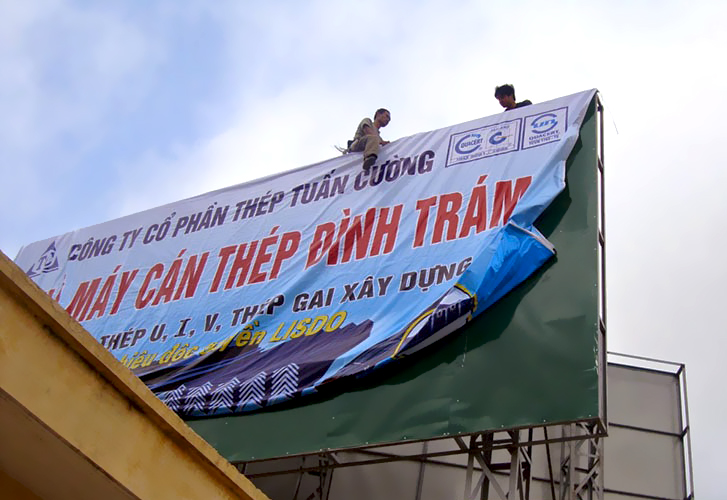 Bảng hiệu tôn dán decal có chi phí thấp