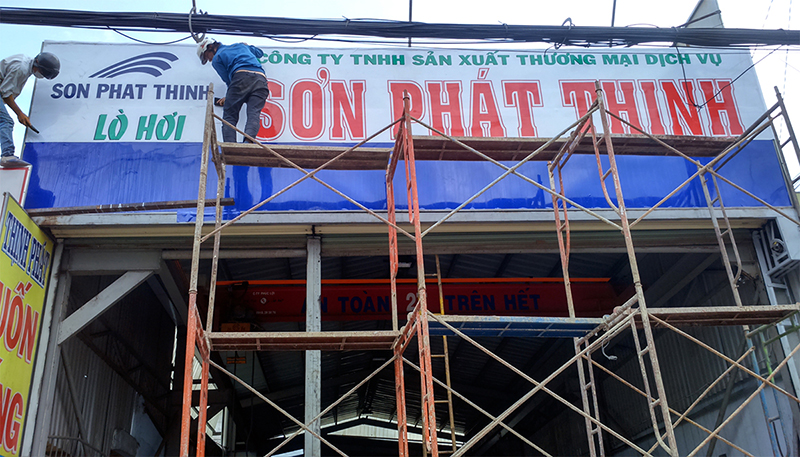 Chọn vị trí lắp bảng hiệu tôn dán decal phù hợp