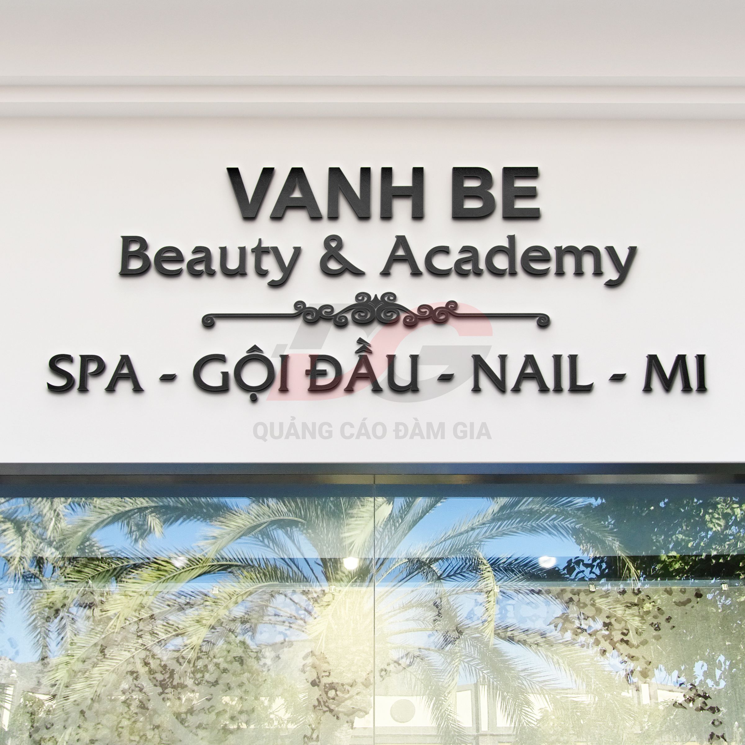 Biển spa chữ nổi với sự phối màu trẻ trung, hiện đại