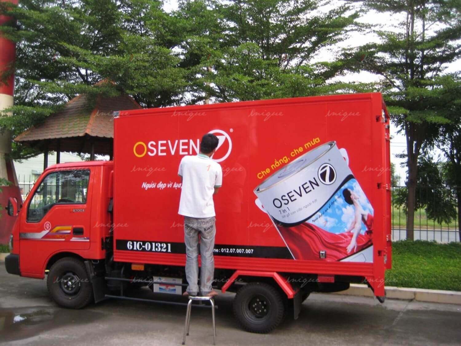 Chuẩn bị bề mặt xe tải sạch sẽ trước khi dán quảng cáo 