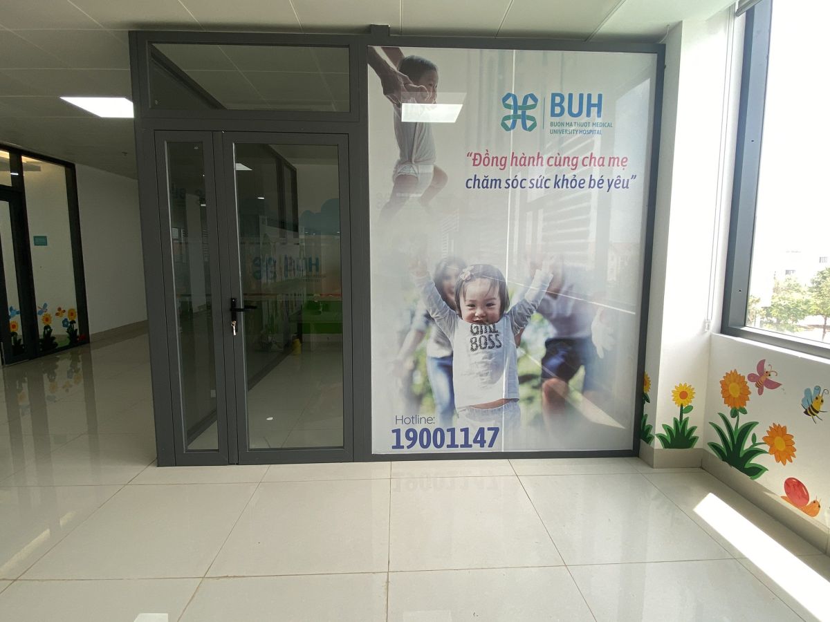 Một dạng decal lưới được thiết kế vừa quảng cáo, vừa che chắn bên trong