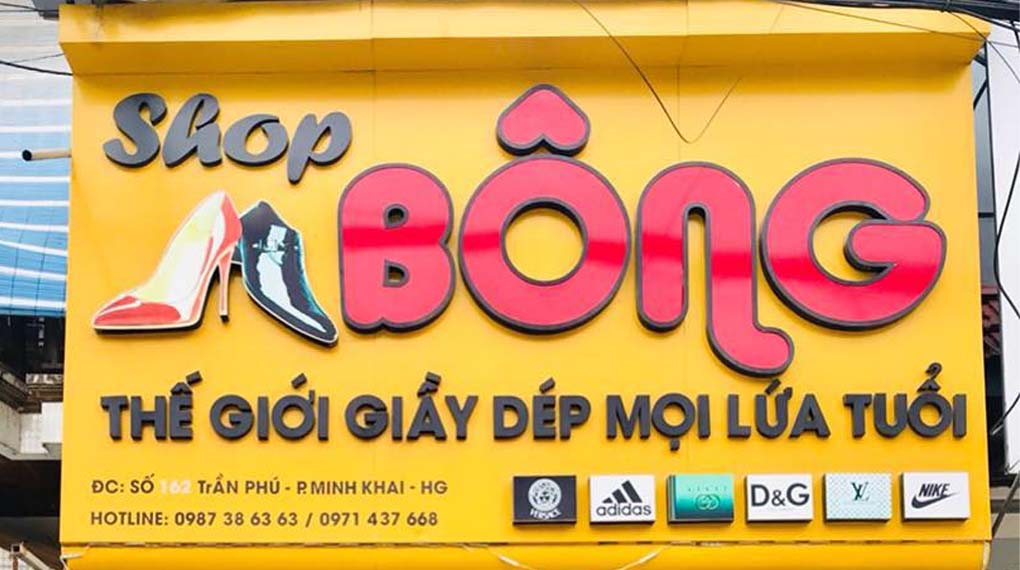 Bảng hiệu alu tại cửa hàng