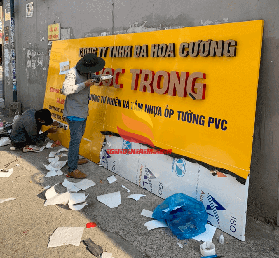 Bên trong khung xương bảng hiệu alu